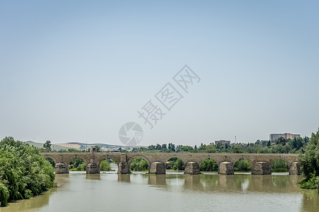河上的罗马科尔多瓦桥图片