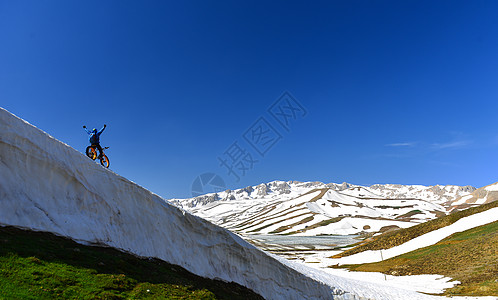 冒险在高山和雪山上骑着自行车图片