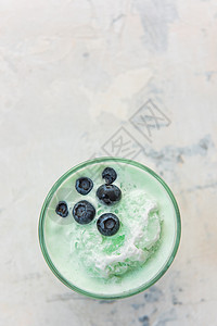 白色的蓝莓冰雪水果紫色浆果牛奶饮食蓝色排毒冰沙玻璃饮料图片