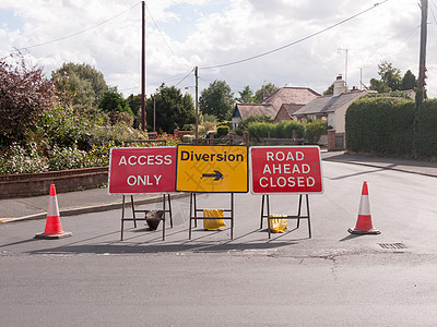 道路路障和交通锥体阻塞标志和交通通道警告建造安全金属入口红色障碍工作运输指示牌图片