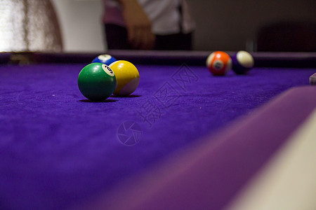 泳池桌上的比力球闲暇休闲游戏水池白色台球桌紫色选择性绿色大厅图片