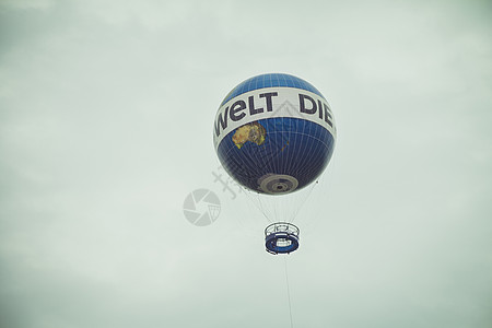 柏林市天空中的热气球飞翔红肿吸引力空气低角度热气旅行蓝色航空服务游客图片