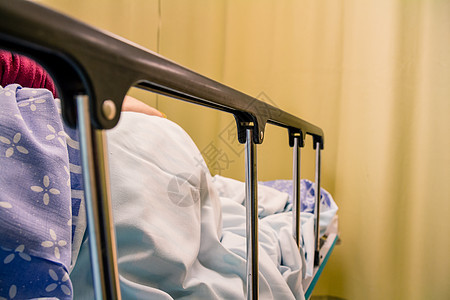 女病人躺在医院房间里的床铺上病房选择性医疗女性睡眠邮政成人操作休息疾病图片