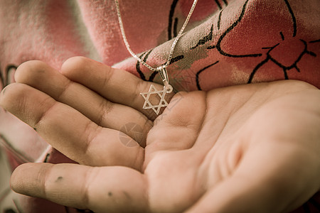 一个女孩手上戴着大卫之星的领带皮肤金属手臂朋友信仰宗教手指奖章刺绣项链图片