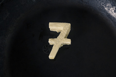 热锅上的7号黄油形状 - 特写顶部视图图片