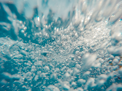 水下气泡的透视在动潜水运动海洋液体生活蓝色游泳反射海浪盐水图片