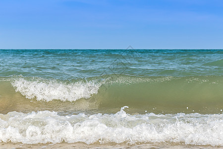 海滨海岸的波浪娱乐日光海岸线天空热带旅行蓝色海浪破岸液体图片