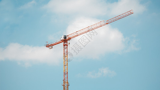 建筑工地高塔起重机在蓝色天空和云层上空红色工业晴天房子脚手架框架城市机械白色灰色图片