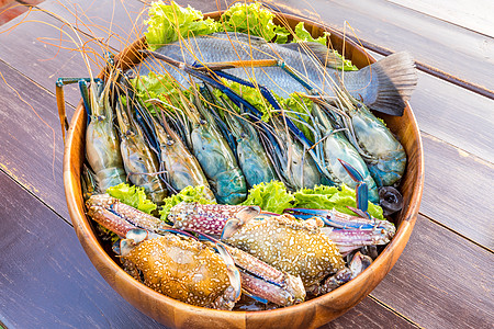 整套海食食品桌子鲈鱼螃蟹甲壳烹饪生蚝柠檬章鱼美食市场图片