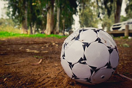 棕沙上的黑白足球球公园锦标赛乐趣森林竞赛草地运动游戏娱乐季节图片