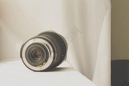 白色布布上黑色相机放大镜头单反玻璃光圈鸢尾花宏观镜片乐器照片色调技术图片