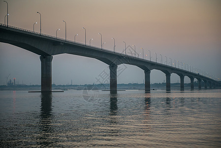 日落时班拉地最长的有线桥背景图片