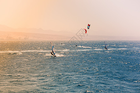 红海航行的风帆冲浪冒险行动杂技海岸速度海洋蓝色冲浪者海滩图片
