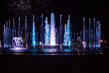 丰富多彩的音乐喷泉魔法溪流城市公园旅行展示吸引力蓝色闲暇激光图片