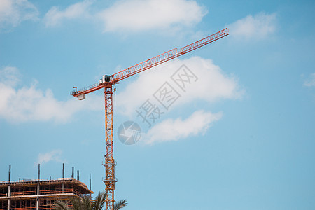 建筑工地高塔起重机在蓝色天空和云层上空工业脚手架晴天白色框架住房机器建筑学城市房子图片