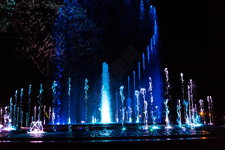 丰富多彩的音乐喷泉城市闲暇展示歌曲蓝色公园艺术游客吸引力魔法图片
