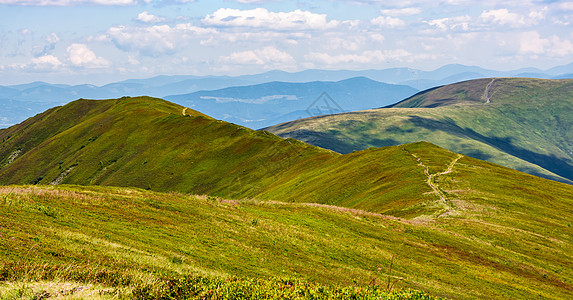 穿过山脊的河道天空路线旅行环境旅游高度小路上坡蓝色天气图片