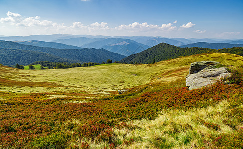 山坡边缘的巨石旅游晴天天空地平线石头远足爬坡草地环境空地图片