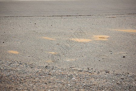 破坏沥青路的肮脏和损坏基础设施石头街道坑洞路面地震灰色裂缝维修地面图片