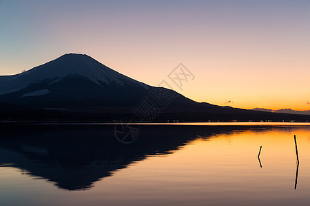 日落时富士山和亚马纳卡湖图片