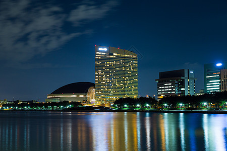 夜里福冈市风景天线建筑飞机地标摩天大楼市中心天际办公室场景城市图片