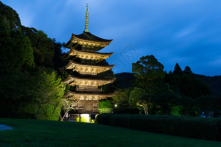 日本琉璃光寺宝塔城市反射历史性传统宝塔旅行池塘木头寺庙历史图片