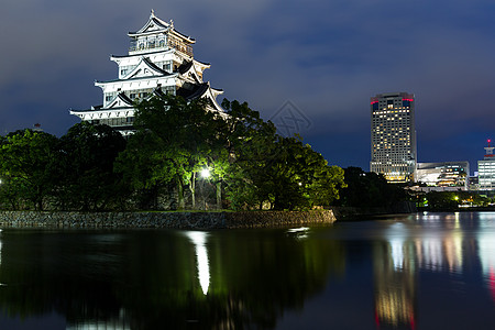 晚上城堡广岛城堡在小川河边背景