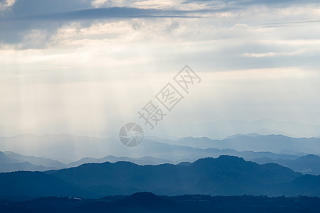 太阳光和山脉图片