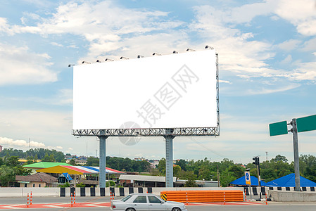 道路上的广告牌空白 有城市浏览背景的公告街道小样建筑展示商业海报战略广告控制板框架图片