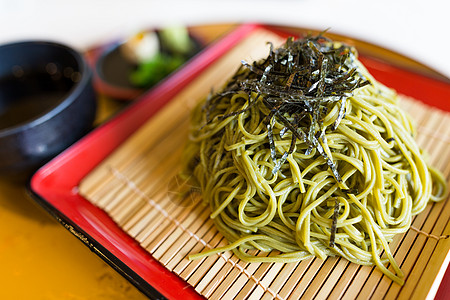 绿色茶叶沙巴食物筷子盘子大豆美食棕色面条图片