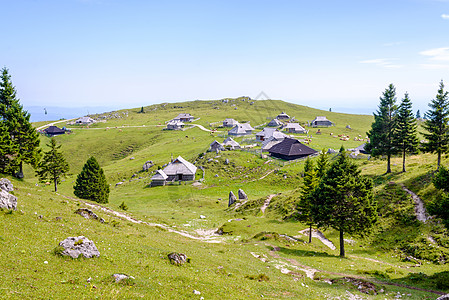 高原 斯洛文尼亚 阿尔卑斯山村 传统风格的木制房屋 大众登山目的地小屋旅游天空太阳生态村庄农村国家牧场建筑图片