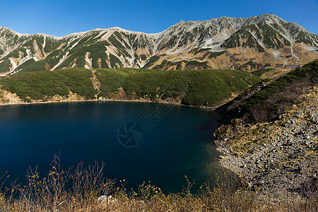 泰山山山上美丽的池塘蓝色黑部顶峰天空小路高地踪迹风景地标远足图片