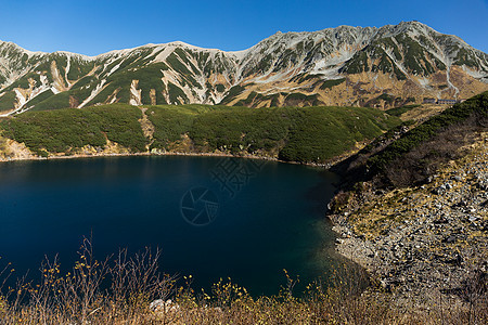 泰山山山上美丽的池塘蓝色黑部顶峰天空小路高地踪迹风景地标远足背景图片