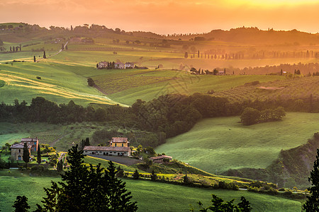 VAL DORCIA 托斯卡纳意大利5 月 21 日 Val dOrcia Tu 的农田植被丘陵风景蓝色场地土地旅行假期季节农村图片