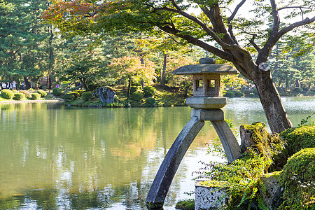 传统的日本花园和石器灯笼石头季节旅行花园遗产池塘公园旅游地标文化图片