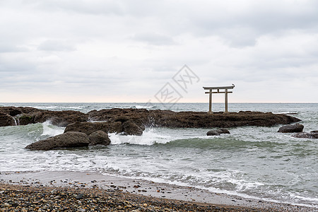 日本的Oarai岛崎神庙宗教牌坊观光海浪海岸场景天空海洋环境大荒图片