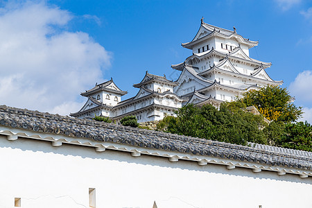 日落阳光明媚的日本传统喜木寺城堡图片