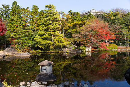 Kokoen花园古园石头叶子池塘橙子寺庙红叶季节岩石森林图片