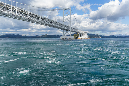 日本的Onaruto桥和Whirlpool漩涡蓝色晴天天空交通涡流四国地标海峡海洋图片