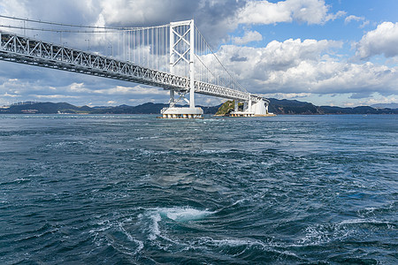 日本的Onaruto桥和Whirlpool吸引力海景旋转淡路漩涡忍者大桥海浪晴天景点图片