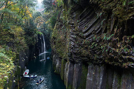 秋天高原峡谷旅行植物瀑布公园蓝色岩石风景森林绿色叶子图片