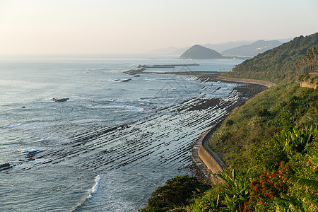 日本的魔鬼洗衣板海岸线晴天神话公园岩石蓝色海浪地平线包围海岸图片