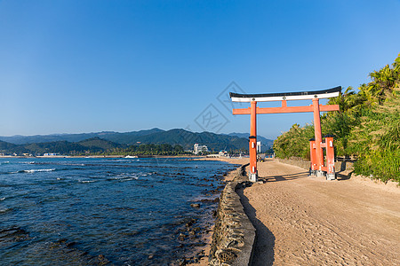 青岛圣堂的红陶里叶 有蓝天海岸线牌坊海浪天空神社公园旅行蓝色海岸海洋图片