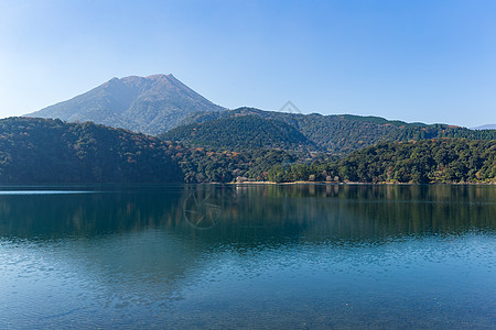 岛山天空水池爬坡池塘丛林天际蓝色火山地标森林高清图片