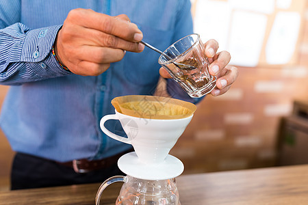 倒咖啡酿造男性咖啡师餐厅棕色早餐蒸汽饮料香气杯子图片