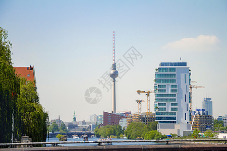 位于亚历山大广场上的柏林电视塔台 在南面低角度广播建筑学旅游旅行天空触角蓝色首都城市图片