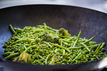 青豆 西椰菜和豌豆都煮在大米里美食厨房洋葱菜花食物胡椒盘子炒锅搅拌饮食图片