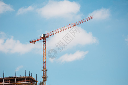 建筑工地高塔起重机在蓝色天空和云层上空白色城市蓝天建筑学脚手架机械框架机器工具工业图片