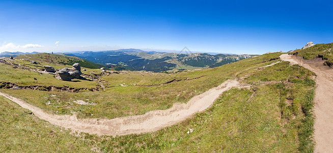 夏季布奇吉山的全景地平线石头松树岩石风景天空场景旅行山脉小路图片