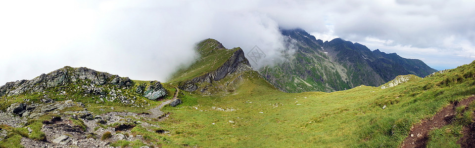 夏季法加拉斯山的全景岩石国家石头小路旅游顶峰草地季节旅行观光图片